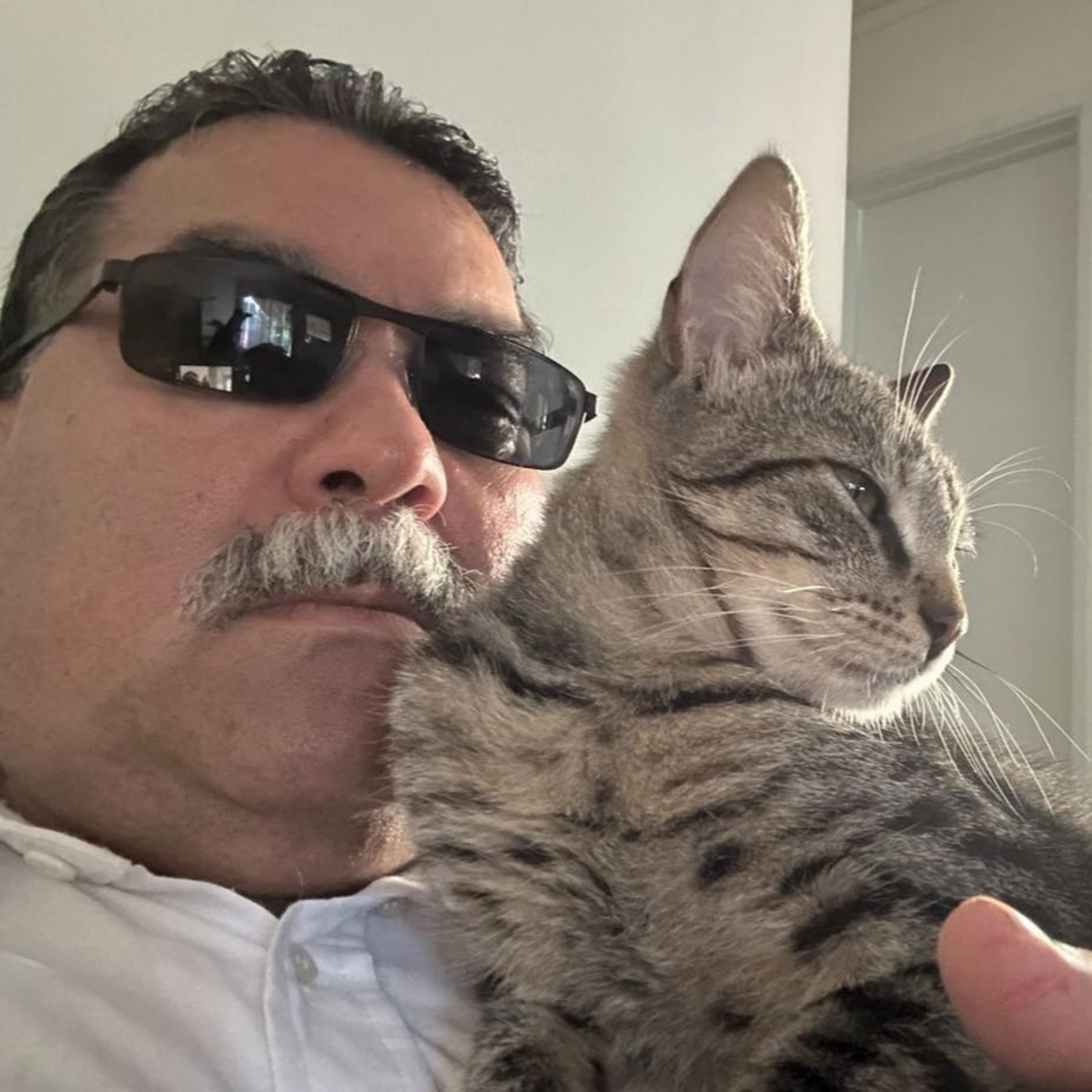 Alberto Zaragoza with cat